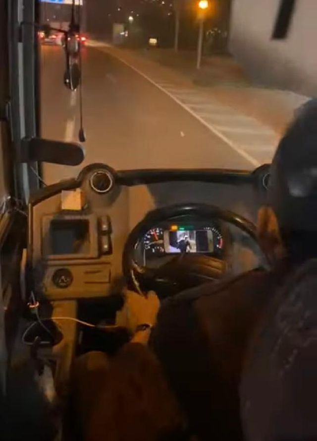 Halk otobüsü şoförü, seyir halindeyken cep telefonundan dizi izledi Halk otobüsü şoförü, seyir halindeyken cep telefonundan dizi izledi