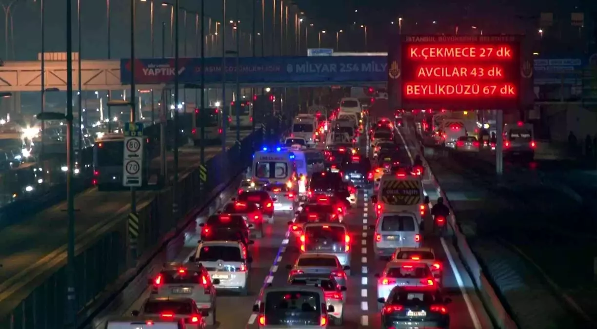 İstanbul'da yılın son iş gününde trafik yoğunluğu yüzde 71'e yükseldi