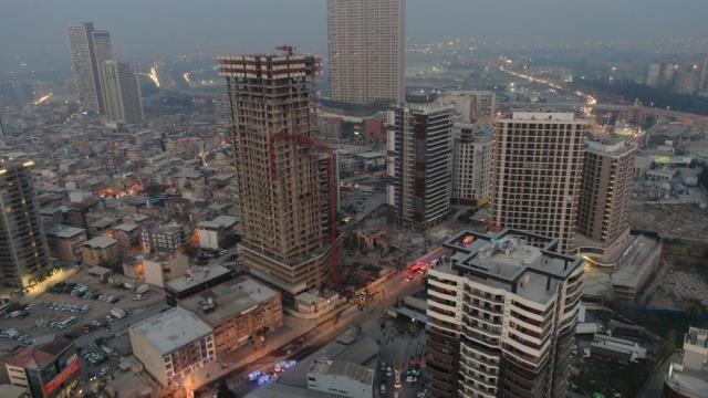İzmir Bornova'da inşaat vinci devrildi! İlk belirlemelere göre 5 kişi can verdi İzmir Bornova'da inşaat vinci devrildi! İlk belirlemelere göre 5 kişi can verdi