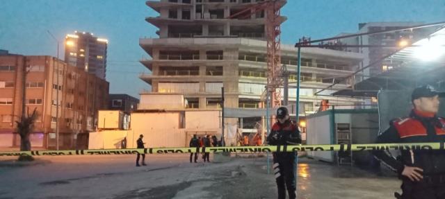 İzmir Bornova'da inşaat vinci devrildi! İlk belirlemelere göre 5 kişi can verdi İzmir Bornova'da inşaat vinci devrildi! İlk belirlemelere göre 5 kişi can verdi