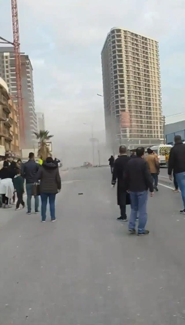 İzmir Bornova'da inşaat vinci devrildi! İlk belirlemelere göre 5 kişi can verdi İzmir Bornova'da inşaat vinci devrildi! İlk belirlemelere göre 5 kişi can verdi