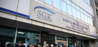 İzmir'de SGK hizmet birimleri önünde EYT hareketliliği sürüyor