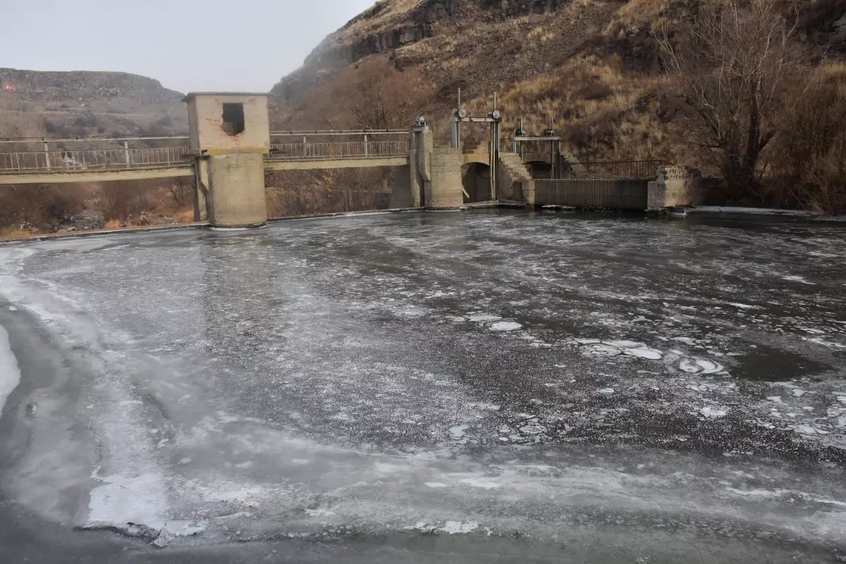 Kars\'taki eski HES barajının yüzeyi buz tuttu