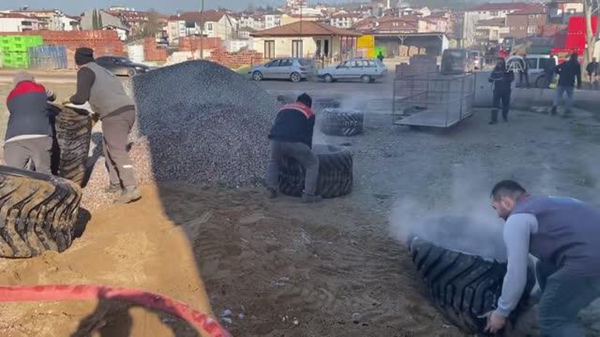 Kaynarca'da depoda çıkan yangın söndürüldü