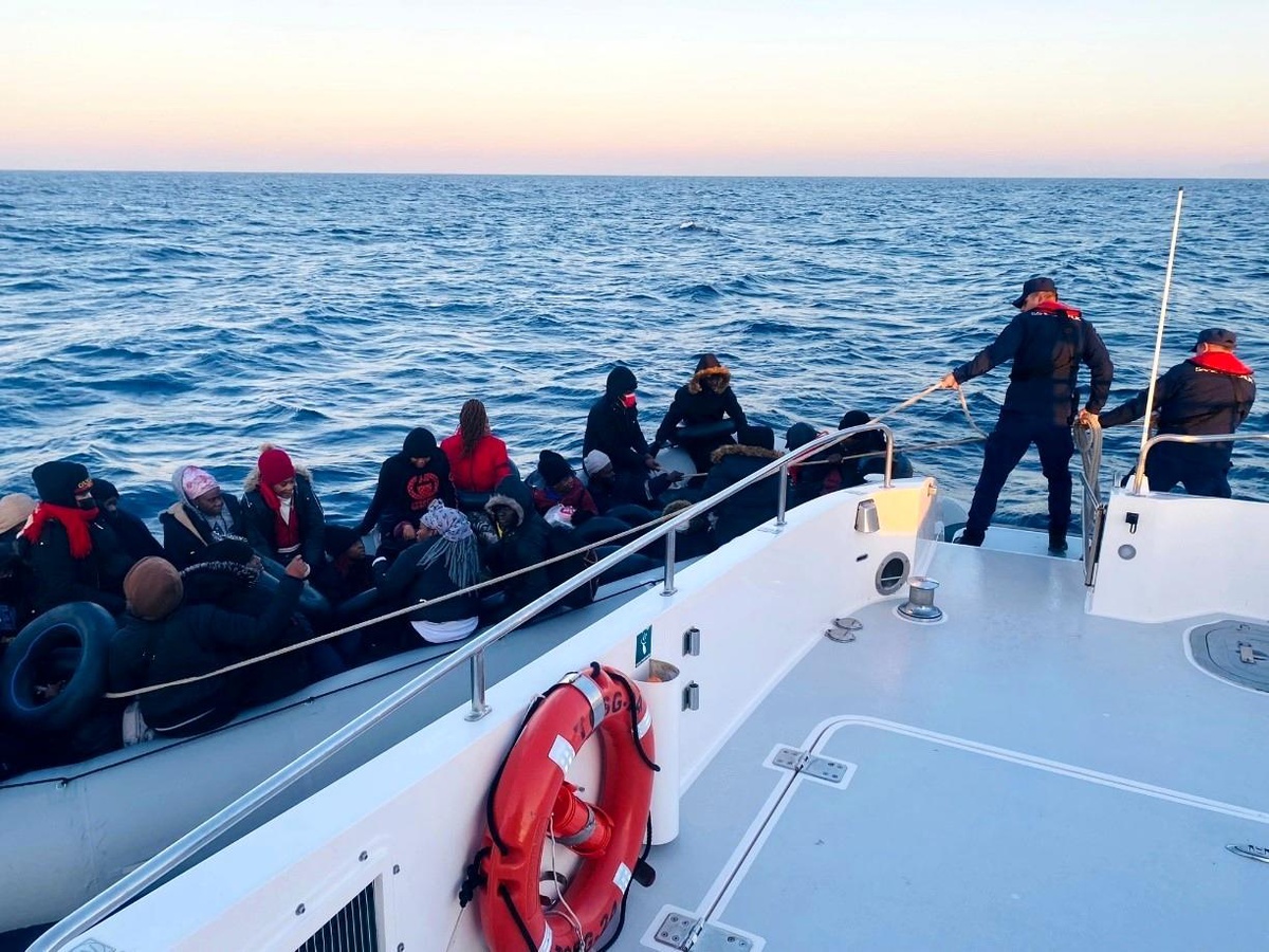 Kuşadası\'nda 32 düzensiz göçmen kurtarıldı