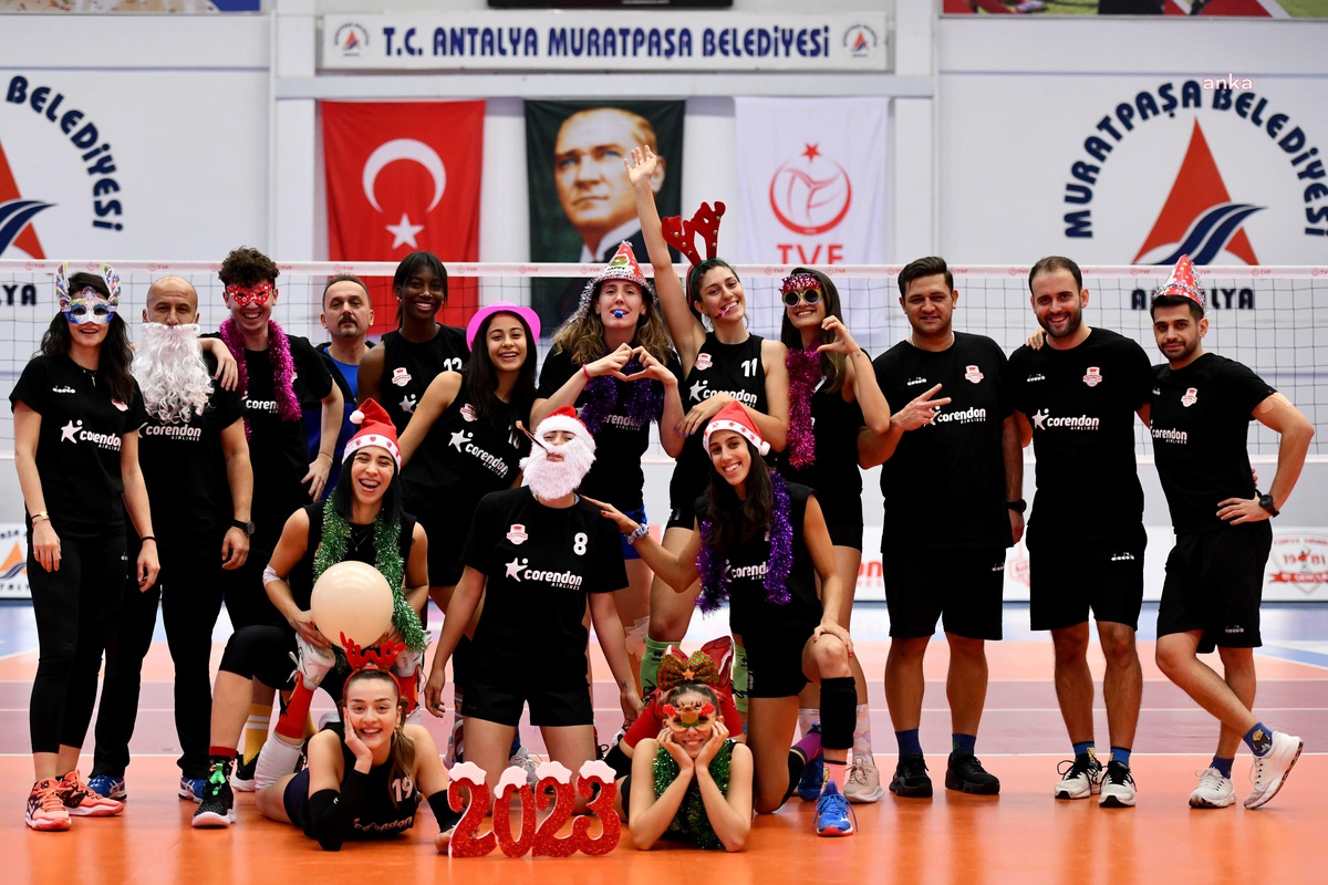 Muratpaşa Belediyespor Kadın Voleybol Takımı Yeni Yılı Kutladı
