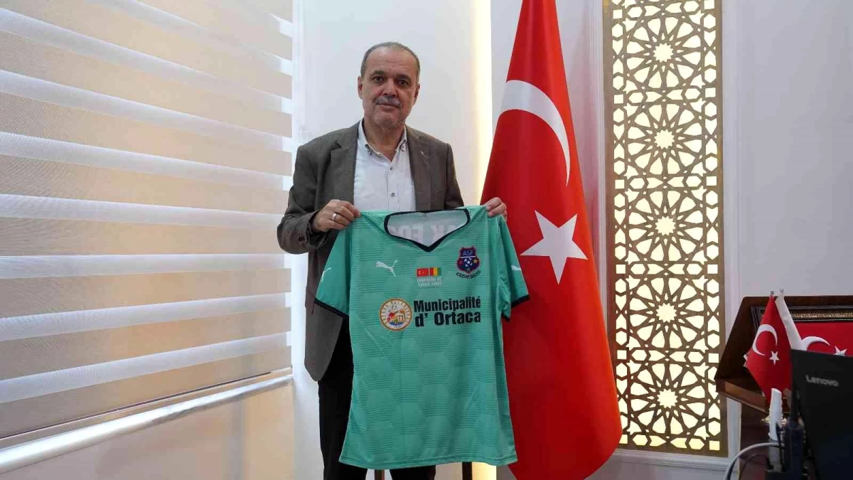 Ortaca Belediye Başkanı Uzundemir\'den Afrikalı futbolculara forma hediyesi