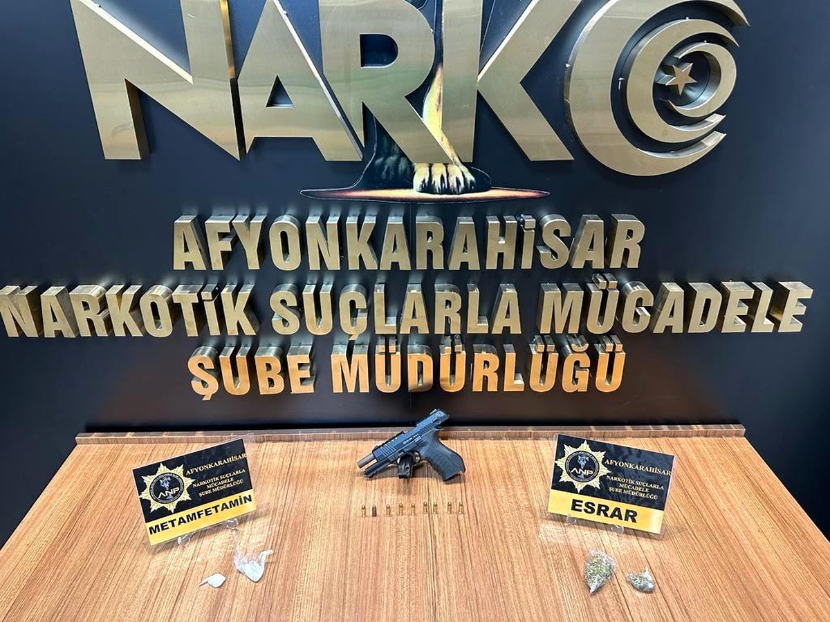 Otobüsteki yolcunun bagajında silah ve uyuşturucu ele geçirildi