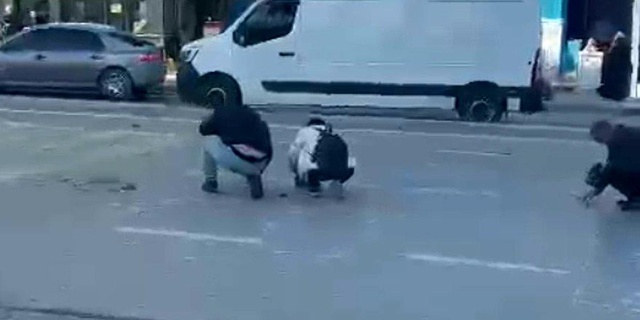 Paralarını yanına alıp scootera bindi, yolda poşet yırtılınca paralar yola saçıldı Paralarını yanına alıp scootera bindi, yolda poşet yırtılınca paralar yola saçıldı
