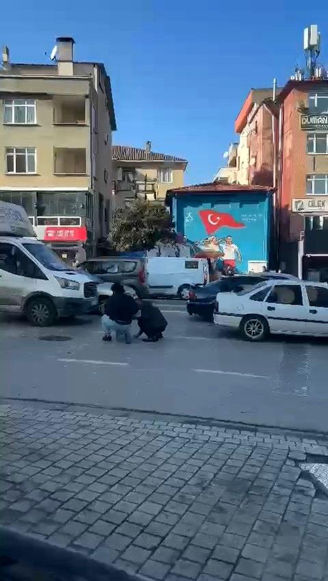 Paralarını yanına alıp scootera bindi, yolda poşet yırtılınca paralar yola saçıldı Paralarını yanına alıp scootera bindi, yolda poşet yırtılınca paralar yola saçıldı