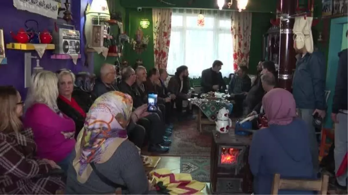 "Seksenler" oyuncuları Nostalji Evi\'nde hayranlarıyla buluştu