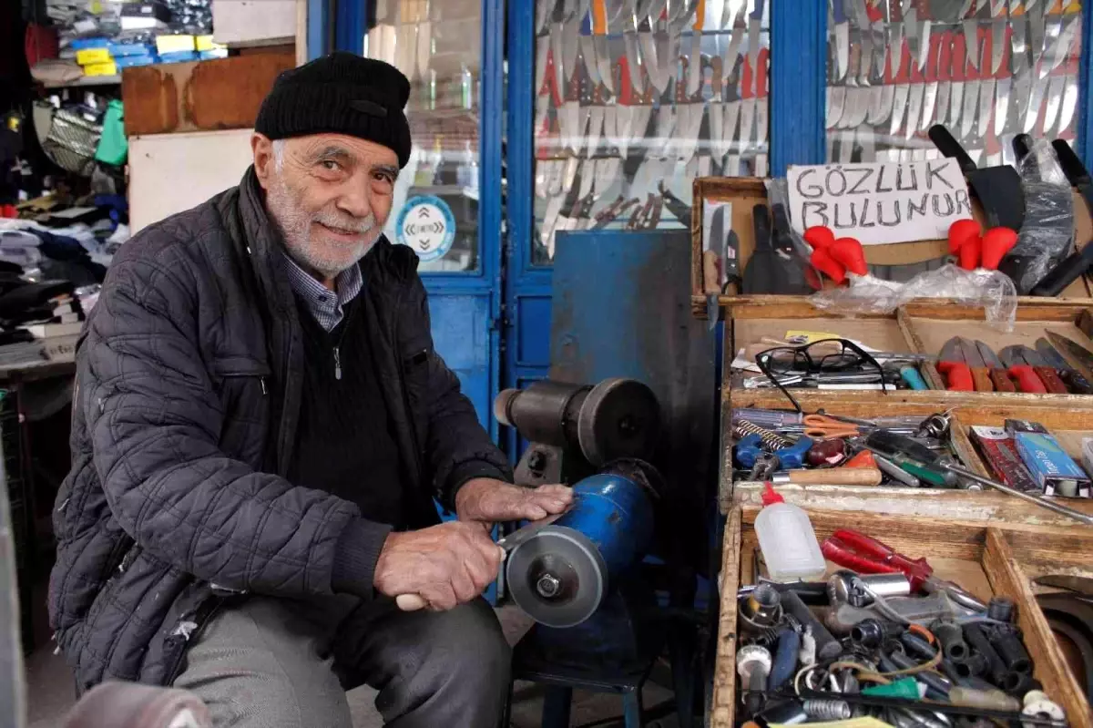 Tezgâhındaki bıçaklar 5 ayrı bileme işleminden geçiyor