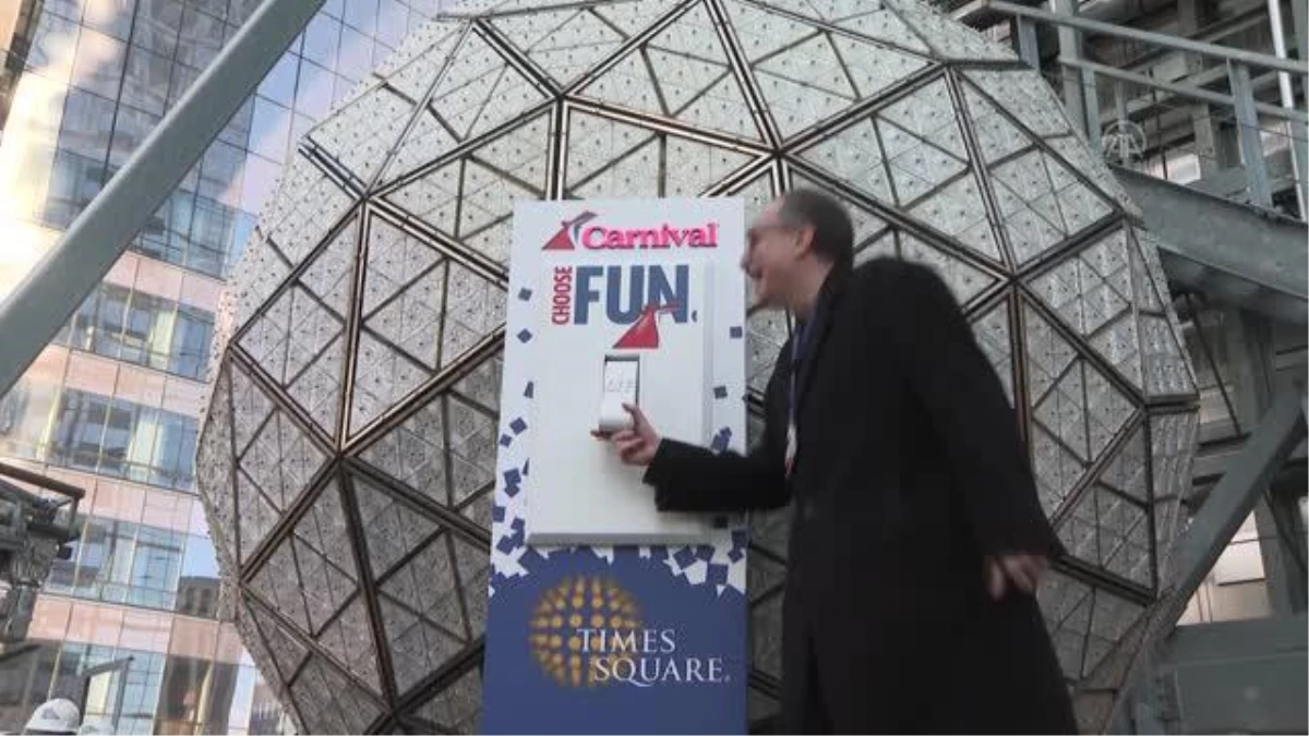 Times Meydanı\'na yerleştirilen ışıklı küre, yeni yıl kutlamaları öncesi test edildi