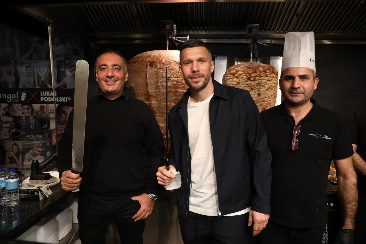 Ünlü futbolcu Lukas Podolski ile Türk ortağı Mangal Döner\'in 22\'nci şubesini açtı