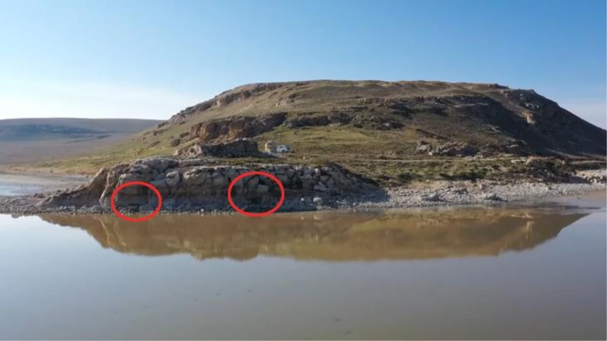 Van Gölü\'nde çekilen sular sonucu Urartu dönemine ait tapınma alanı ortaya çıktı