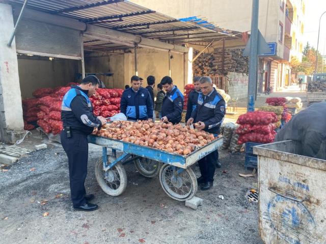 Vatandaşa satmamak için aylarda depoda tuttular! Çürüyen patateslerin miktarı çok büyük