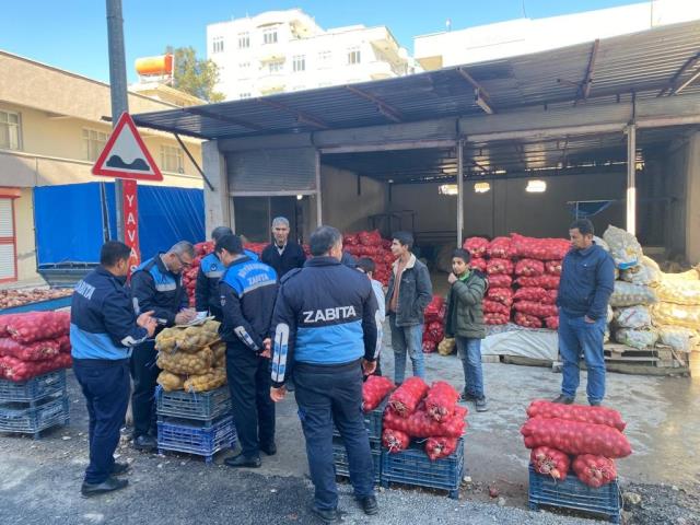 Vatandaşa satmamak için aylarda depoda tuttular! Çürüyen patateslerin miktarı çok büyük