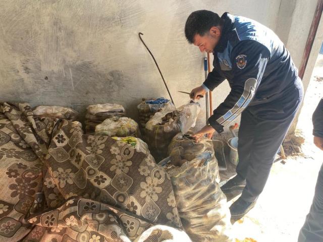 Vatandaşa satmamak için aylarda depoda tuttular! Çürüyen patateslerin miktarı çok büyük