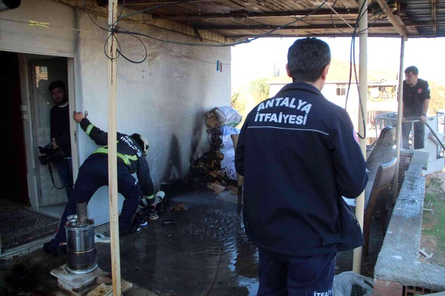 Yatağında uyuyan adam, balkonunda itfaiye ile karşılaşınca neye uğradığını şaşırdı