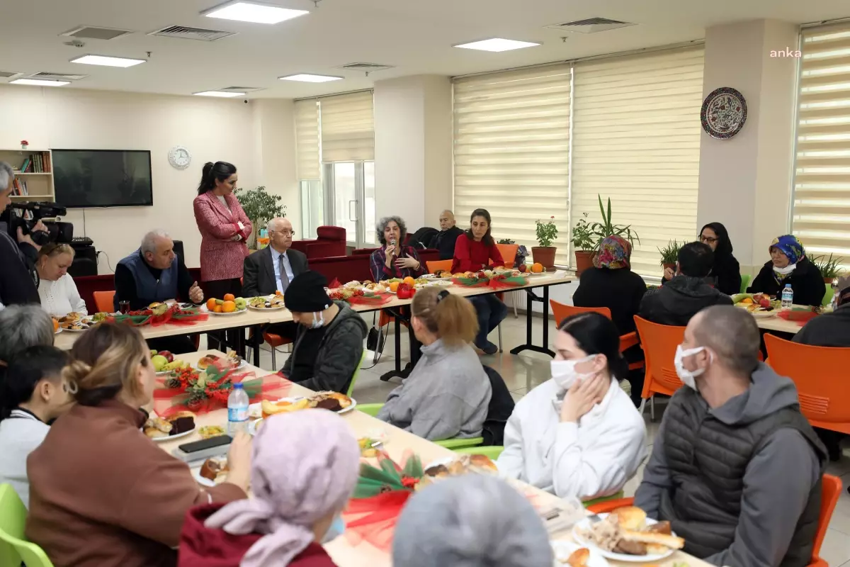 Yenimahalle Belediyesi'nden Zübeyde Hanım Konukevi'nde Yılbaşı Yemeği