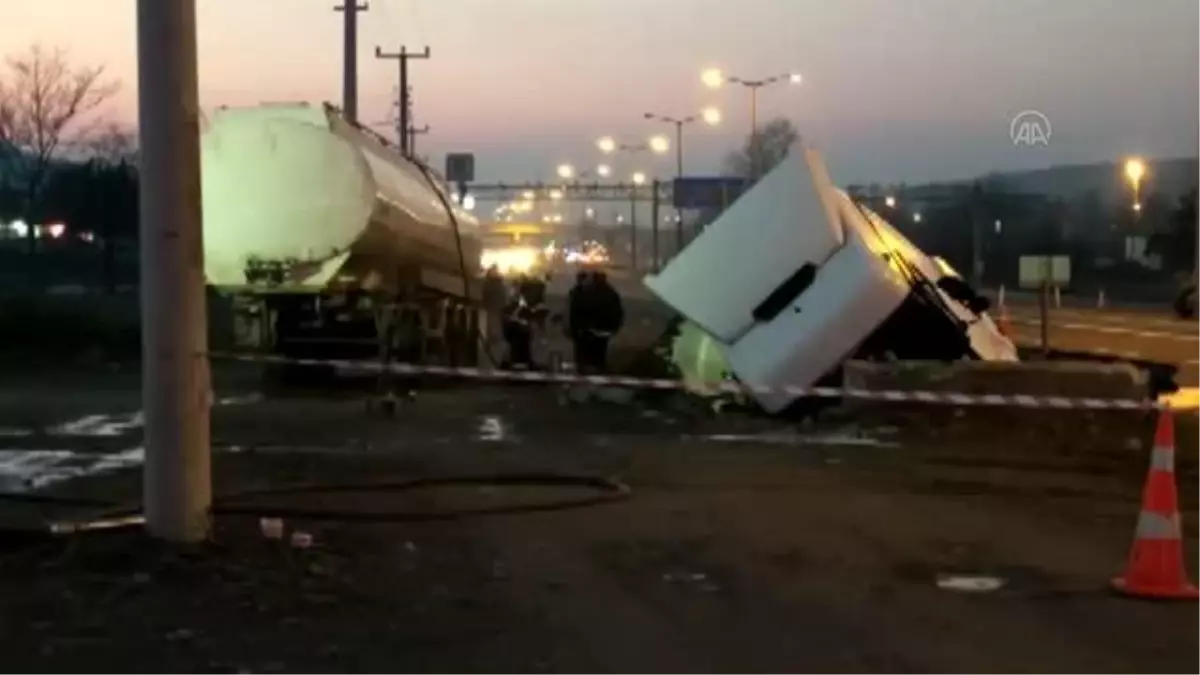 Yoldan çıkan akaryakıt yüklü tankeri kaldırmak için çalışma başlatıldı