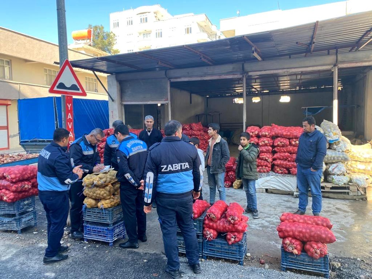 Zabıta 1 ton küflenmiş patates ele geçirdi