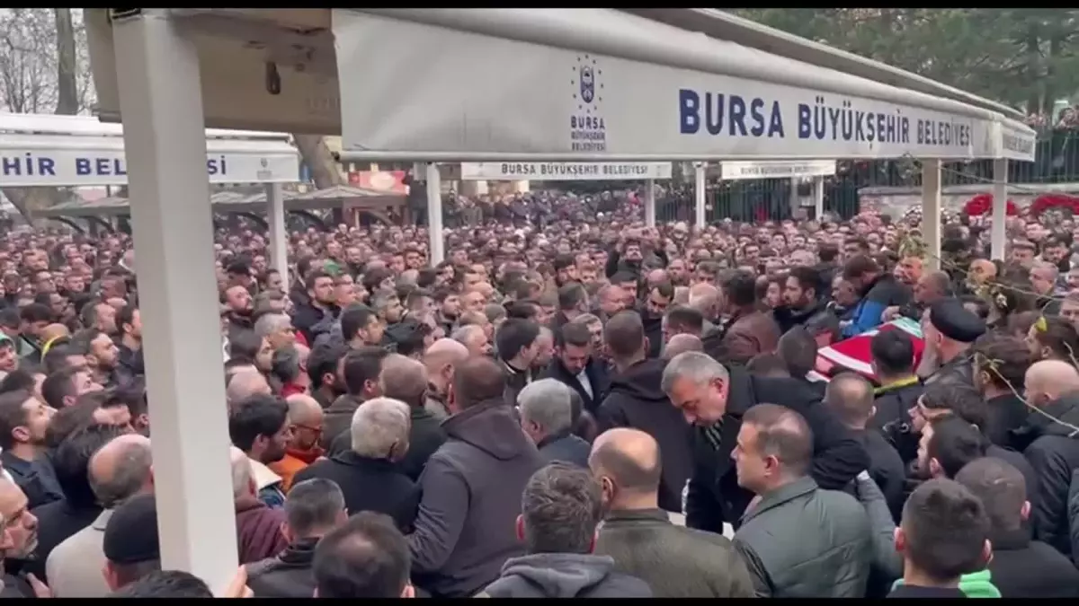 Ankara\'da, Silahlı Saldırıda Öldürülen Eski Ülkü Ocakları Genel Başkanı Sinan Ateş, Bursa\'da Toprağa Verildi