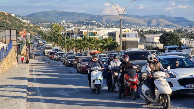 Bodrum'da kilometrelerce kuyruk oluştu: 24 saatte 15 bin araç girdi