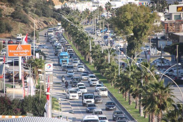 Bodrum'da kilometrelerce kuyruk oluştu: 24 saatte 15 bin araç girdi