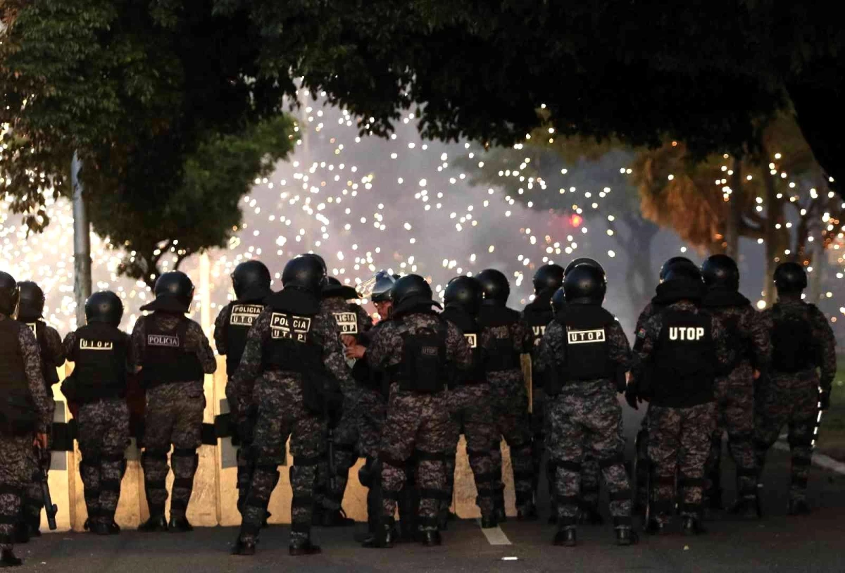 Bolivya\'da muhalefet liderinin destekçileriyle polis arasında çatışma