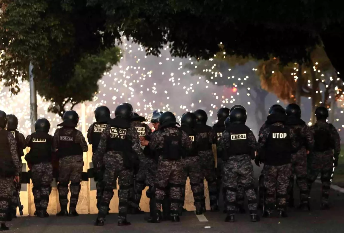 Bolivya\'da muhalefet liderinin destekçileriyle polis arasında çatışma