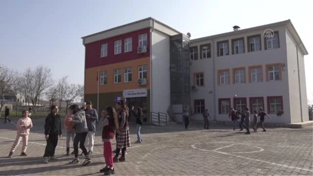 DİYARBAKIR - Okulun koridorunu öğrencileri için "Türkçe Sokağı"na dönüştürdü