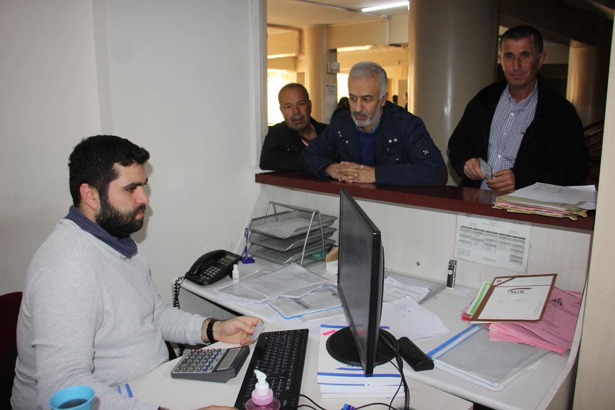 Gaziantep, Kahramanmaraş ve Kilis\'teki SGK müdürlüklerinde EYT\'lilerin yoğunluğu sürüyor