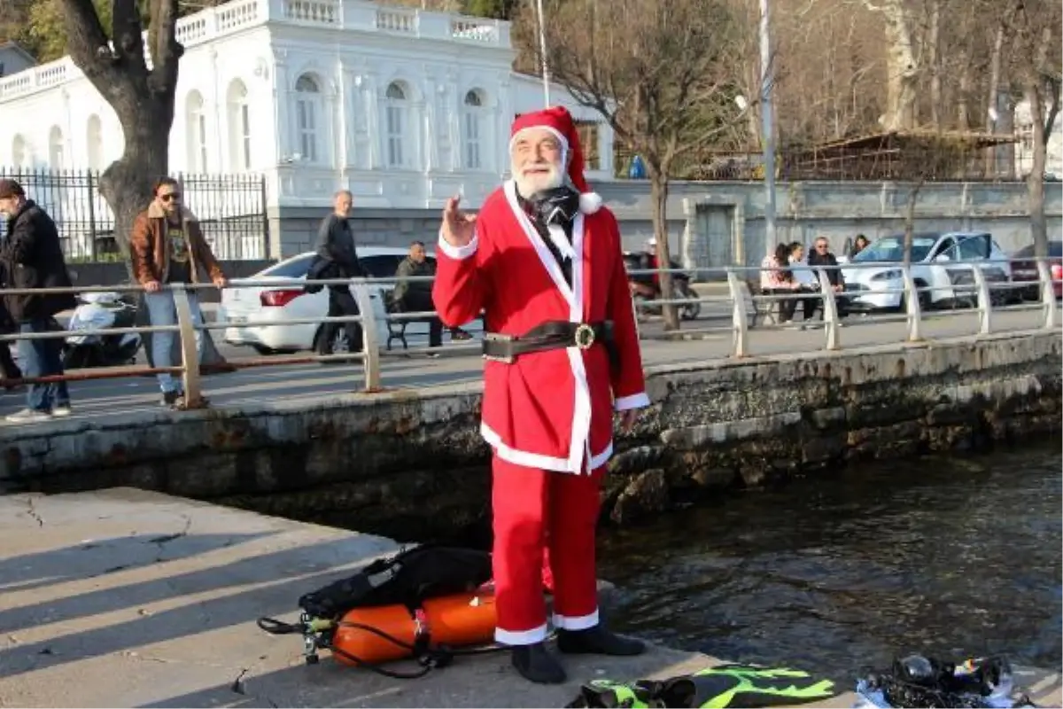 İSTANBUL BOĞAZINA DALAN NOEL BABA DENİZDEN PLASTİK BALIK ÇIKARDI