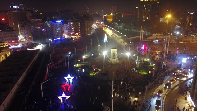 İstiklal'de adım atacak yer kalmadı! Her yıl olduğu gibi kutlamaların adresi yine aynı