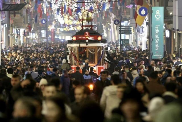 İstiklal'de adım atacak yer kalmadı! Her yıl olduğu gibi kutlamaların adresi yine aynı