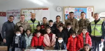 Jandarma çocuklara bot ve mont hediye etti