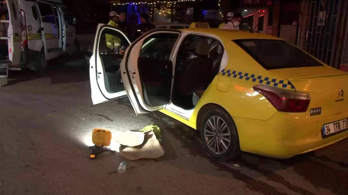 Kadıköy\'de taksici ile yolcunun ücret tartışmasında kan aktı: 1 yaralı