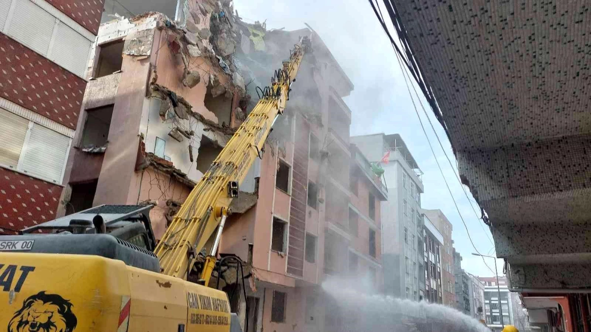 Küçükçekmece\'de kolonu patlayan binanın yıkımına başlandı