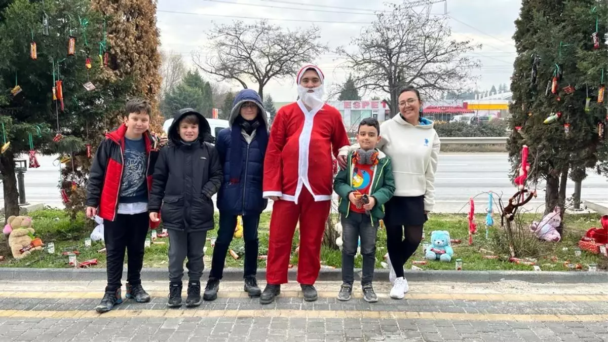 Petrol istasyonunda çocuklara yılbaşı sürprizi