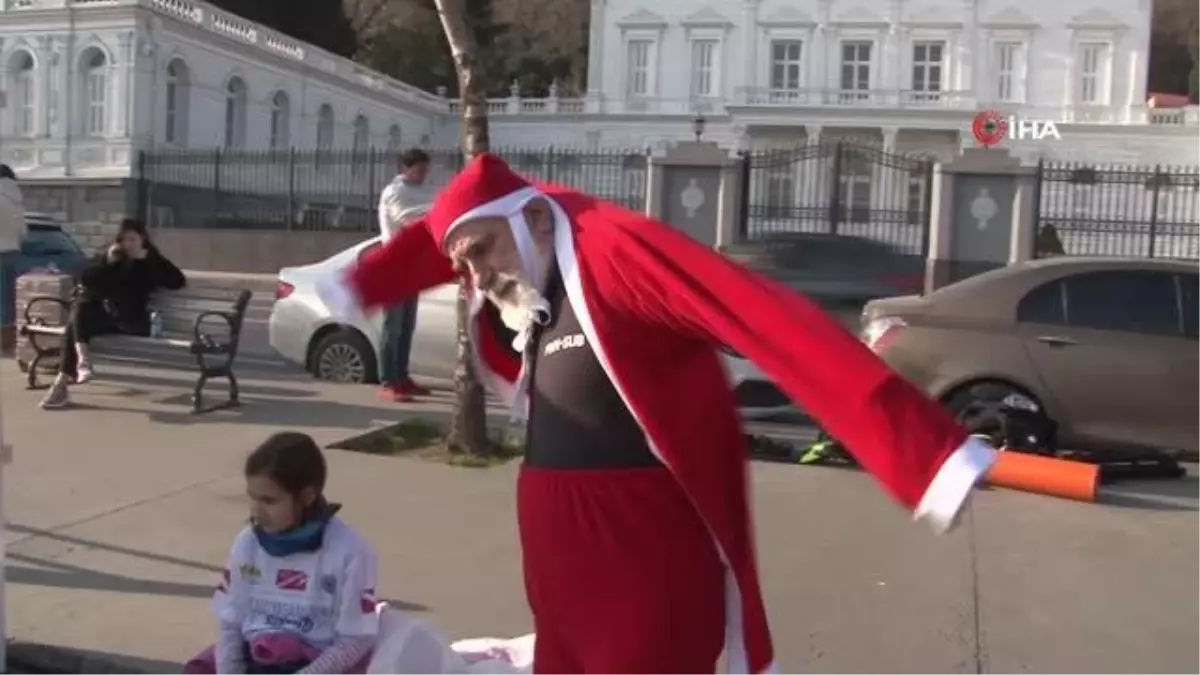 Sarıyer\'de Noel Baba kostümlü dalgıçtan farkındalık dalışı