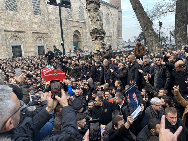 Silahlı saldırıda hayatını kaybeden eski ülkü ocakları başkanı Sinan Ateş, son yolculuğuna uğurlanıyor