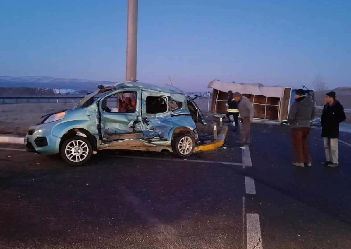 Sivas\'ta iki aracın karıştığı kazada 5 kişi yaralandı