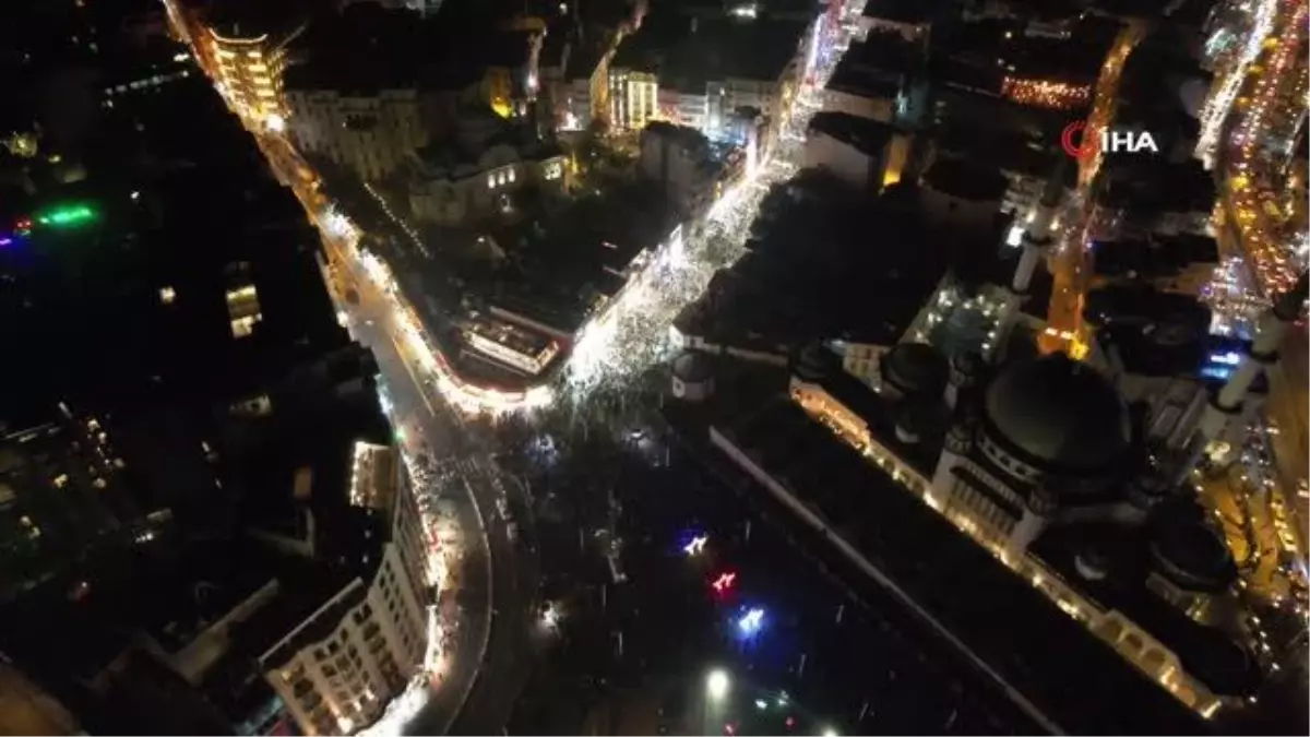 Taksim Meydanı\'nda yılbaşı yoğunluğu havadan görüntülendi