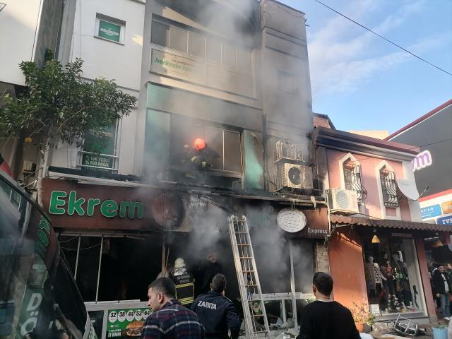 Ünlü dönercideki patlama anı kamerada! Can havliyle kendilerini dışarı attılar