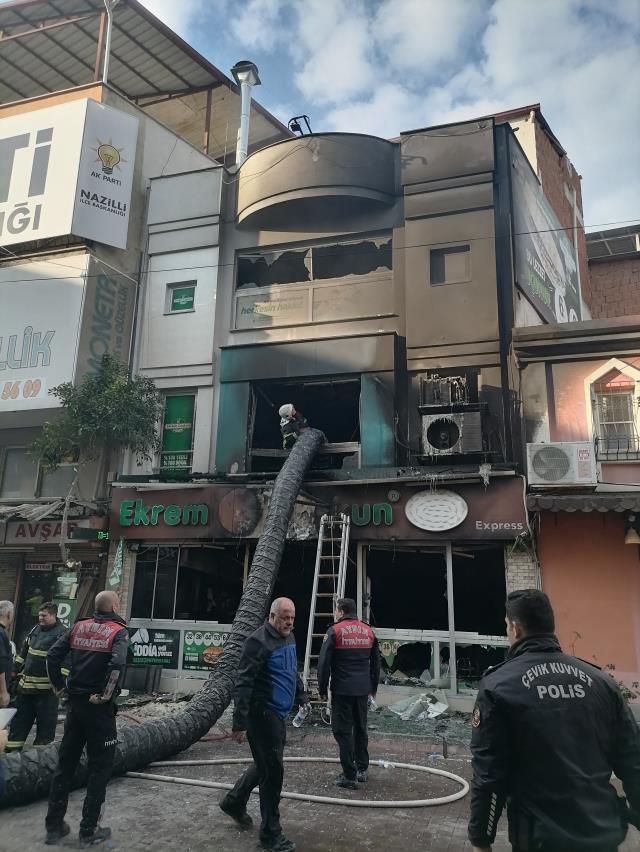 Ünlü dönercideki patlama anı kamerada! Can havliyle kendilerini dışarı attılar