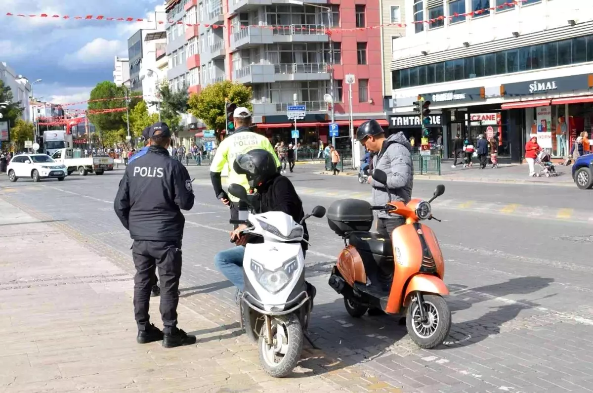 Uşak\'ta bin 143 sürücüye para cezası kesildi