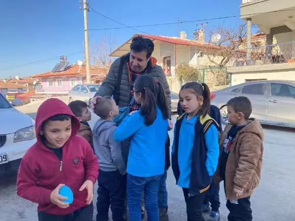 Eşine atılan mesaja sinirlenen veli, okulu basıp öğretmeni yumrukladı