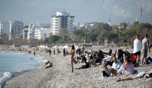 YILIN SON GÜNÜ ANTALYA'DA DENİZE GİRDİLER