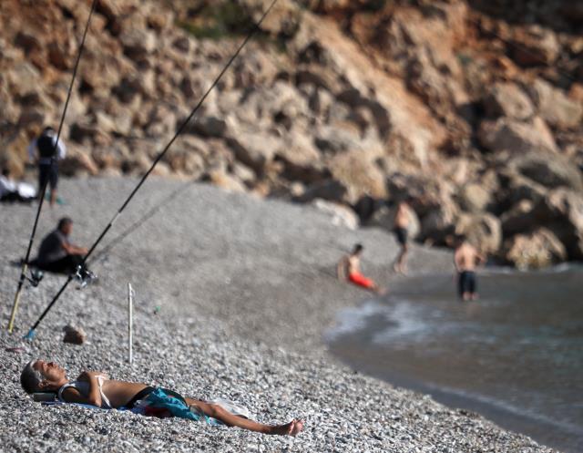 YILIN SON GÜNÜ ANTALYA'DA DENİZE GİRDİLER